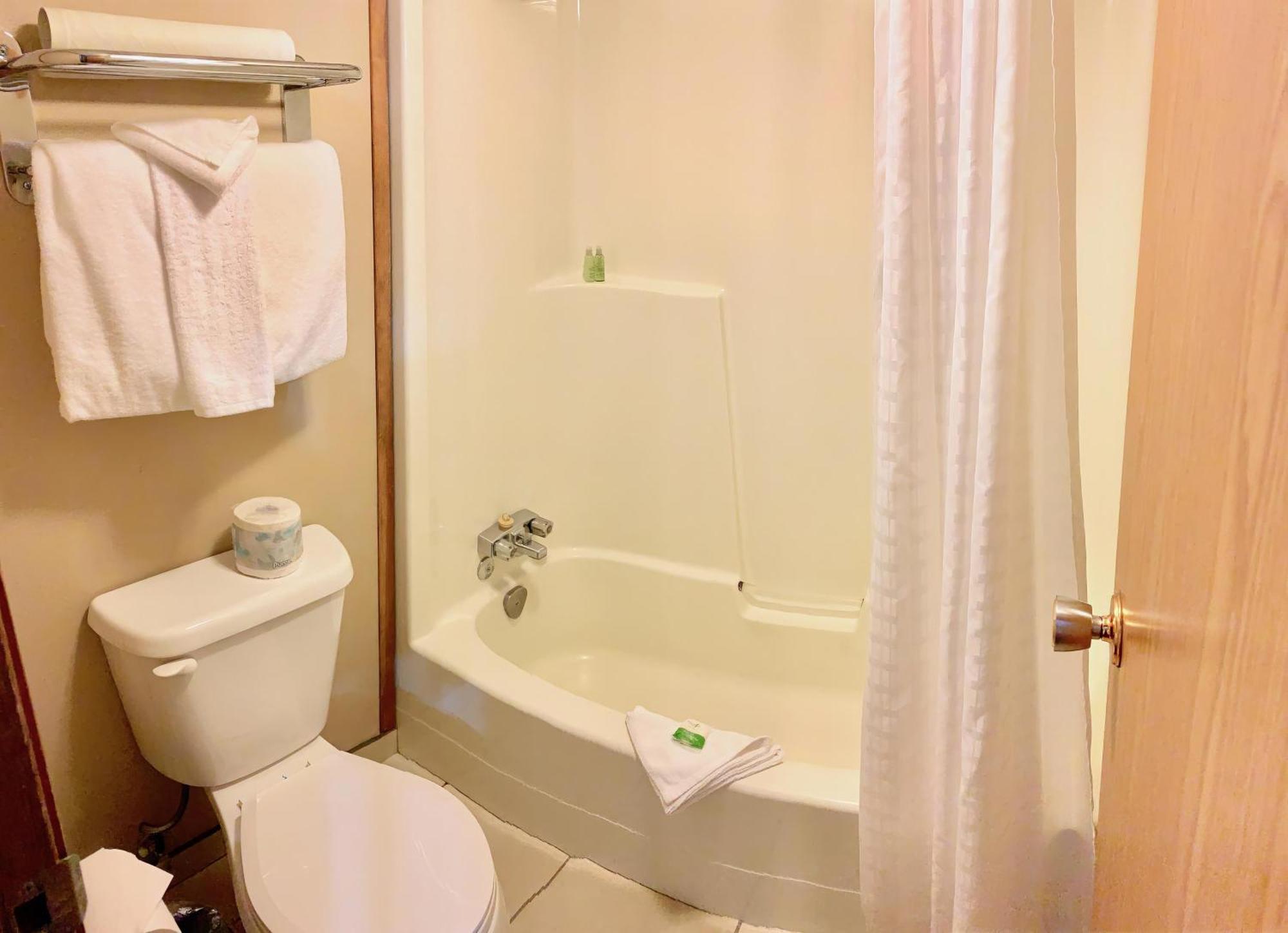 Sunwapta Falls Rocky Mountain Lodge Jasper Room photo