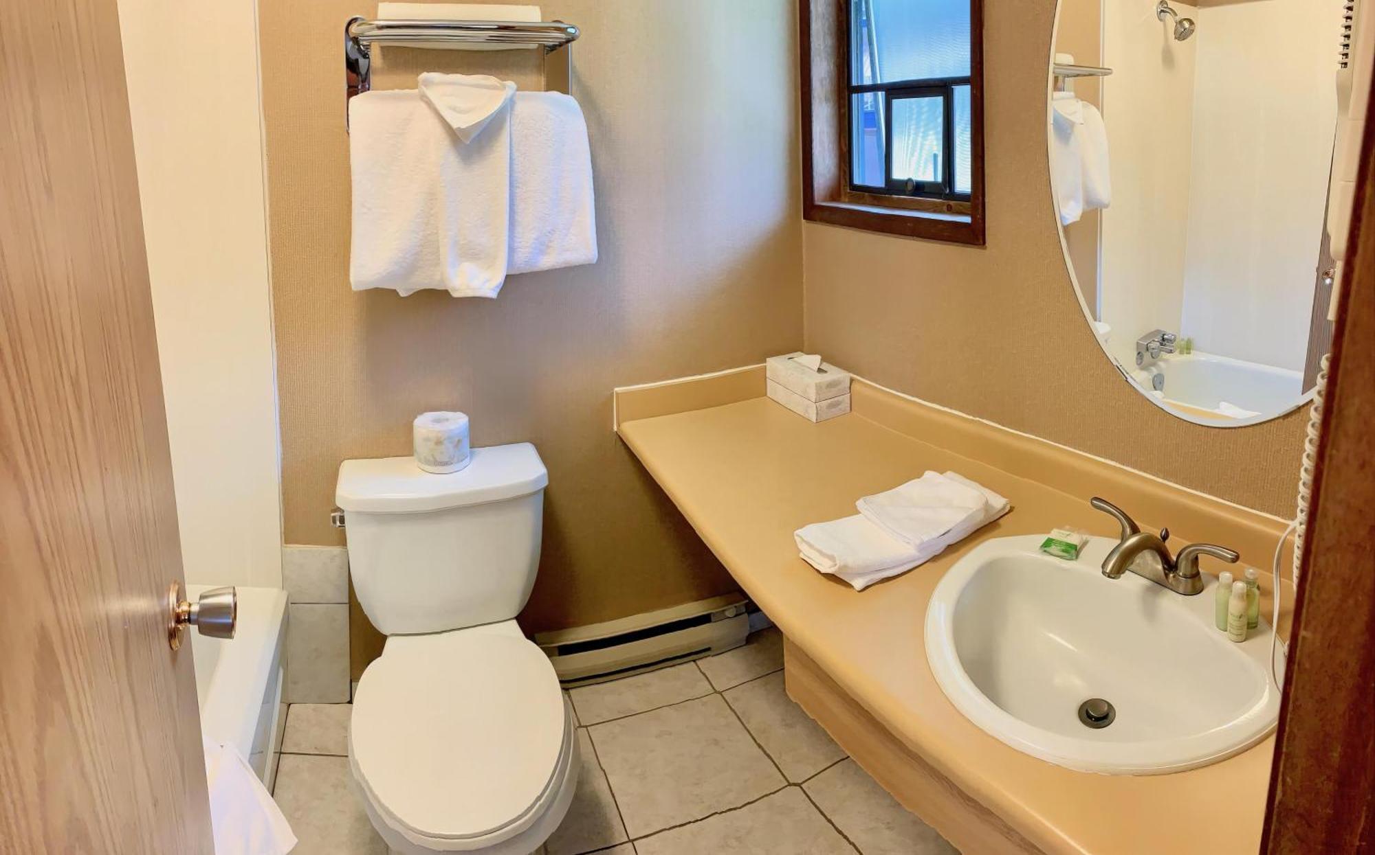 Sunwapta Falls Rocky Mountain Lodge Jasper Room photo